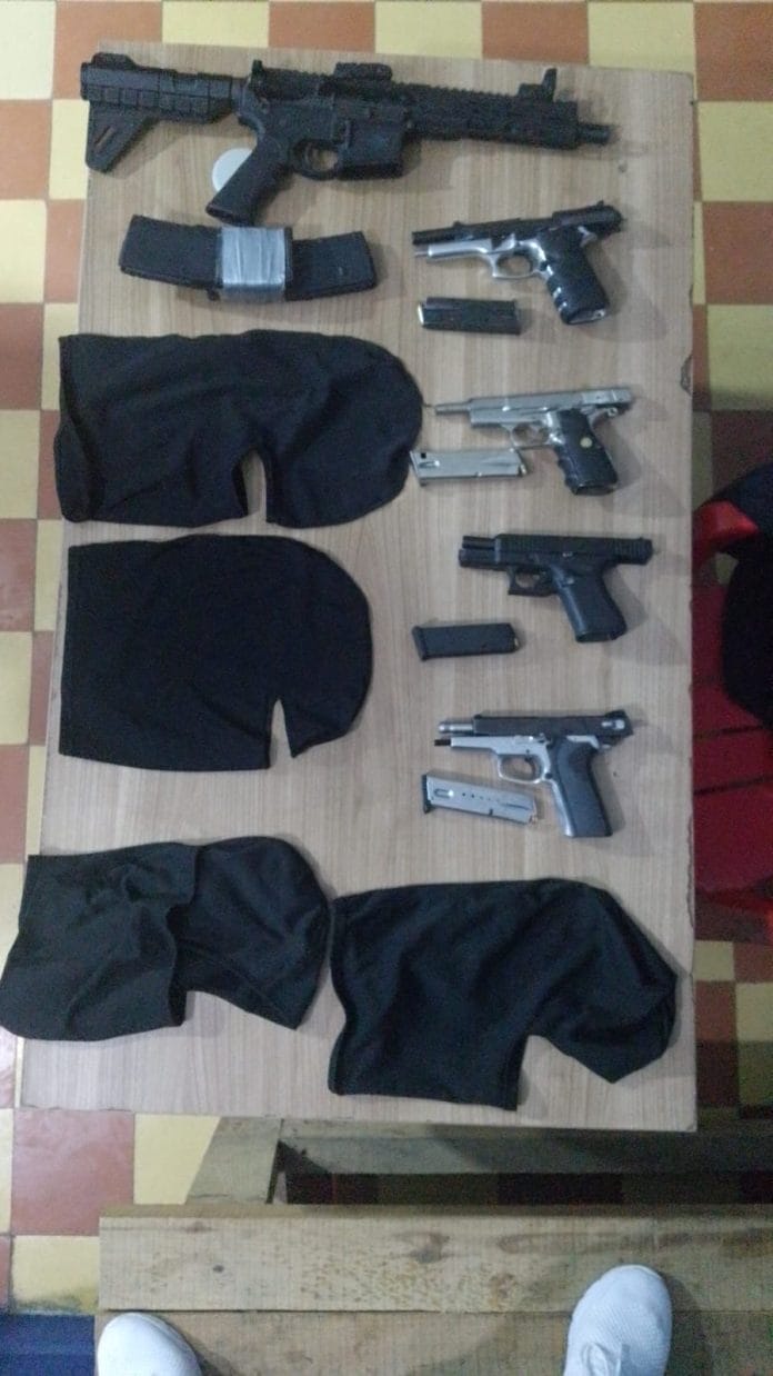 Policía captura en Cotuí a cinco hombres a los que ocupa cuatro pistolas, un fusil y pasamontañas