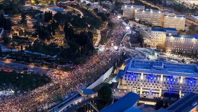 Más de 100.000 israelíes marchan en Jerusalén para exigir liberación de rehenes