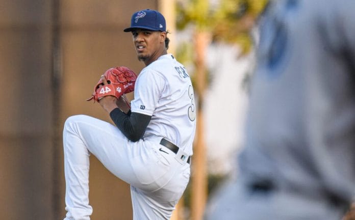 Lanzador Eury Pérez abandona apertura por uña rota