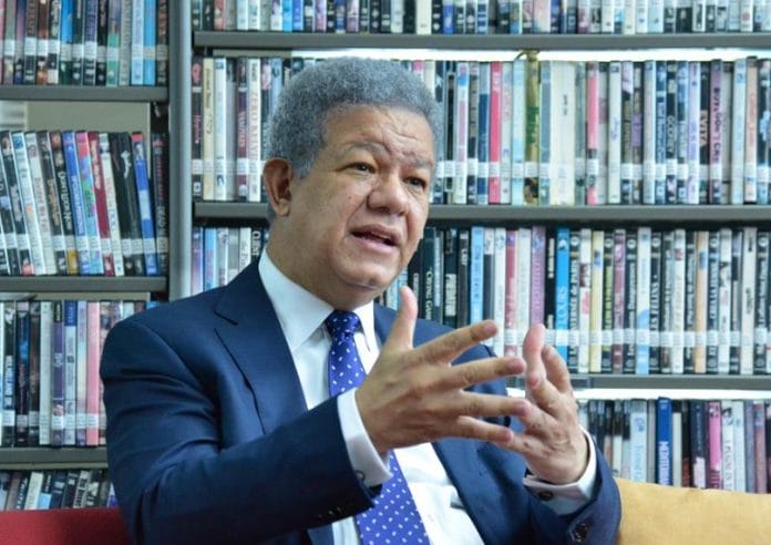 Leonel Fernández estudia propuesta de reforma fiscal presentada por el gobierno