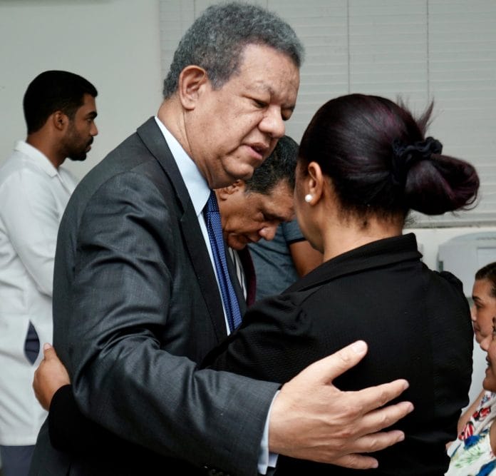Leonel visita víctimas del siniestro de Salcedo y se solidariza con familiares