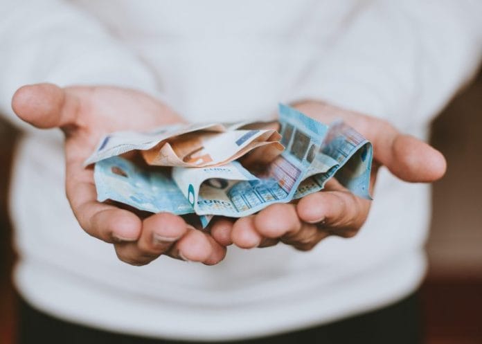 El euro cae hasta los US$1,0884 tras moderarse la inflación en la eurozona