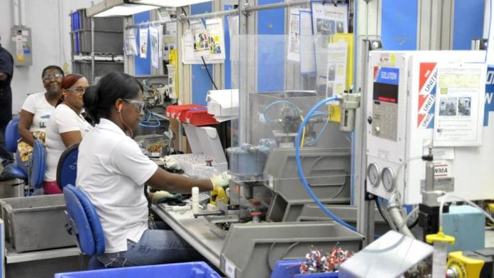 Manufactura local incluye a más mujeres, pero ganan hasta 26 % menos que los hombres