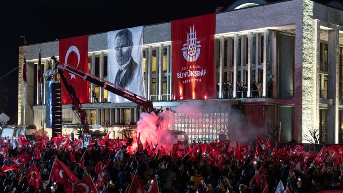 Fallece político turco al derrumbarse balcón durante celebraciones por triunfo en municipales