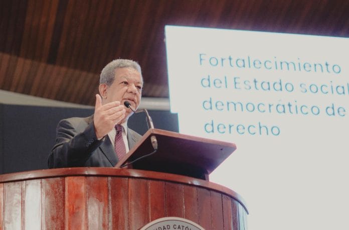 Leonel plantea en la PUCMM las transiciones digital y energética que requiere RD