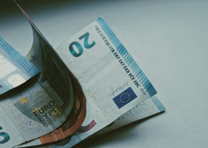 El euro cae por debajo de los US$1.08 tras subir la inflación en EE.UU.