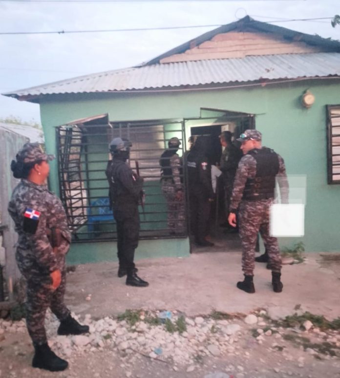 Apresan hombre mientras agredía físicamente a pareja en provincia Bahoruco