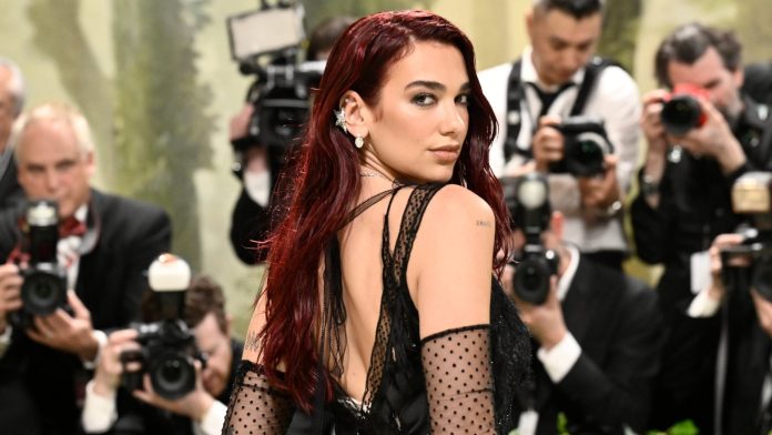 Dua Lipa revela que no le gusta ir a terapia porque prefiere confiar en la la astrología