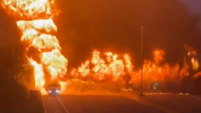 Muro de fuego tras el accidente de un camión cisterna en EE.UU.