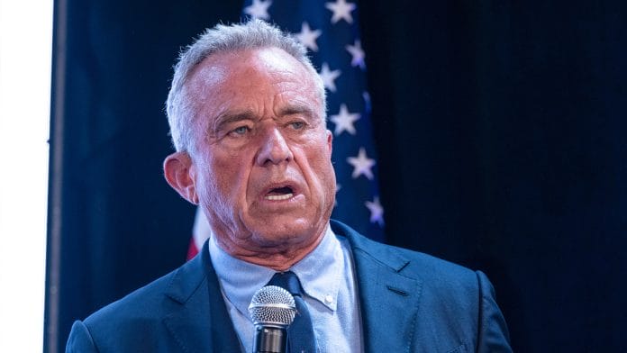 Hallan un gusano muerto en el cerebro de Robert F. Kennedy Jr.