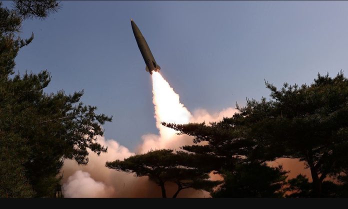Corea del Norte lanza doce misiles balísticos hacia el mar de Japón