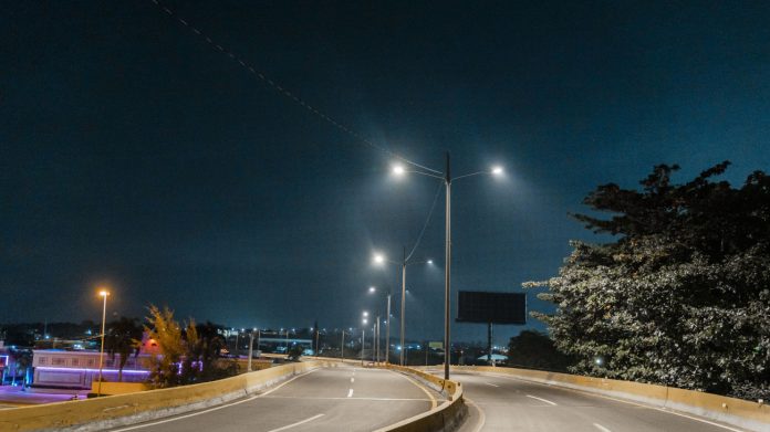 EDESUR coloca decenas de nuevas luminarias tipo led en el elevado de la avenida Luperón