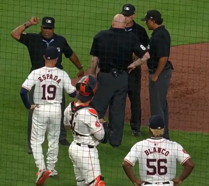 Ronel Blanco, lanzador de Houston expulsado del juego por sustancia pegajosa en su guante