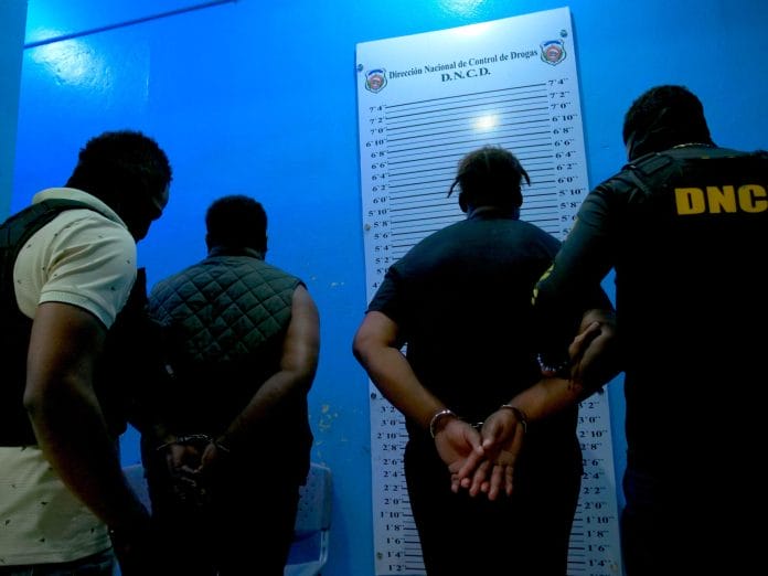 Atrapan dos individuos a bordo de lancha con 675 paquetes presumiblemente cocaína en SPM