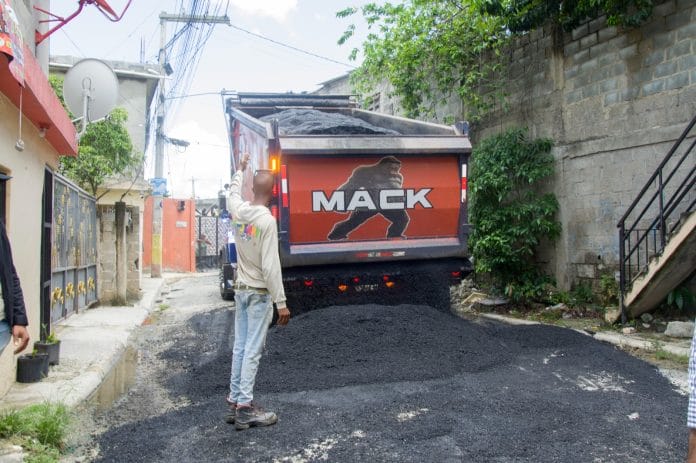 Alcaldía de SDN inicia programa de asfaltado y bacheo con apoyo de Obras Públicas
