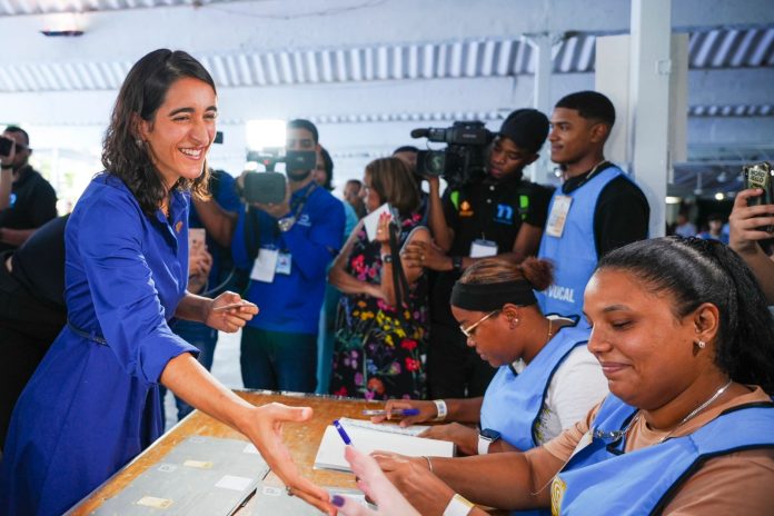 Virginia Antares vota llamando a respetar la voluntad del pueblo