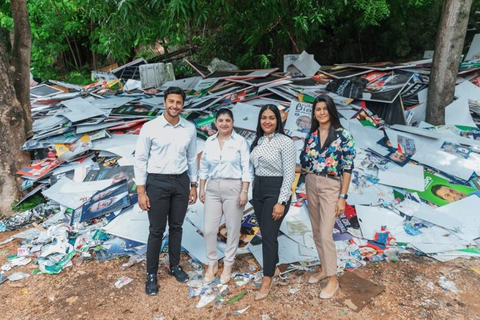 Alcaldía del DN dona afiches políticos retirados a fundación Botellas de Amor para reciclaje