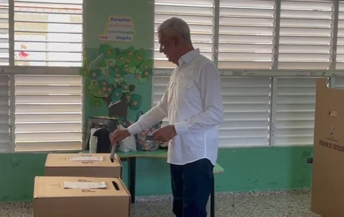 Ricardo de los Santos ejerce su derecho al voto