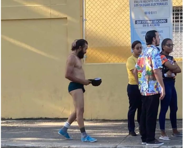 Hombre acude a votar en ropa interior en la provincia La Altagracia