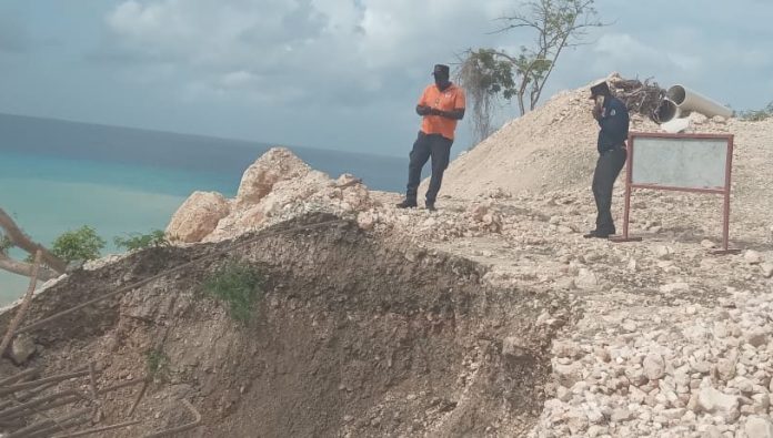 Autoridades deciden cerrar tramo del Derrumbao, en la costa de Barahona