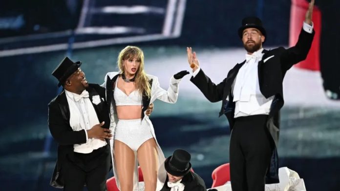 Taylor Swift sorprende al llevar a Travis Kelce al escenario durante concierto Eras Tour