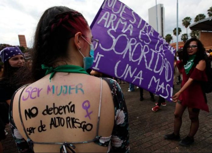 Colombia endurece penas para condenados o detenidos por feminicidio