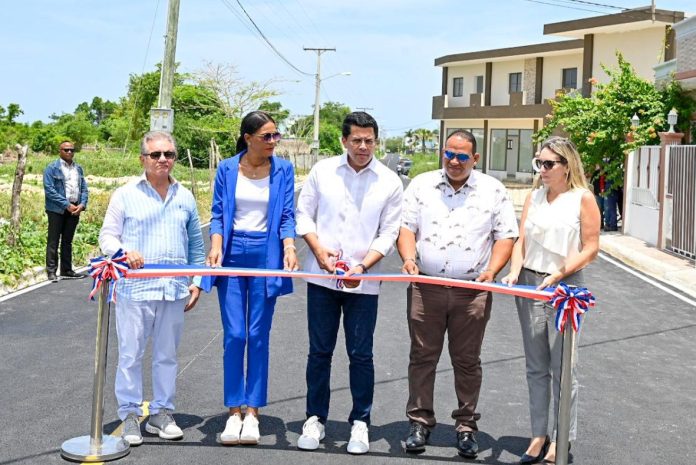 Con inversión de cerca de RD$53 millones; Turismo entrega calles reparadas en Bayahíbe