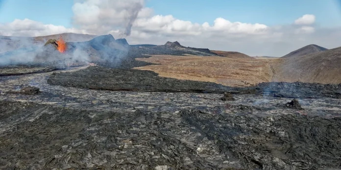 Oleada de lava de un volcán activo 'engulle' una vía en Islandia