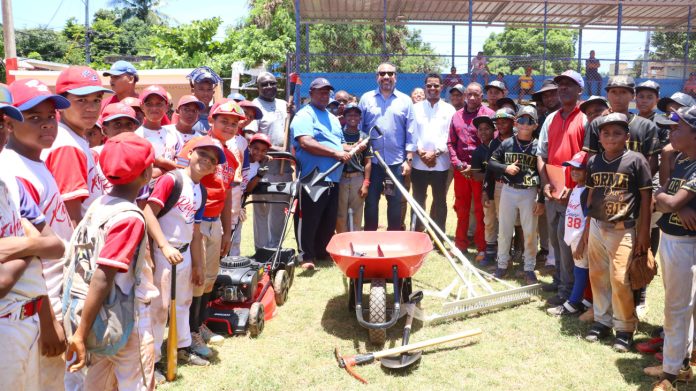 New York Yankees y el INEFI entregan equipos de mantenimiento al play La Zafra, de Los Minas