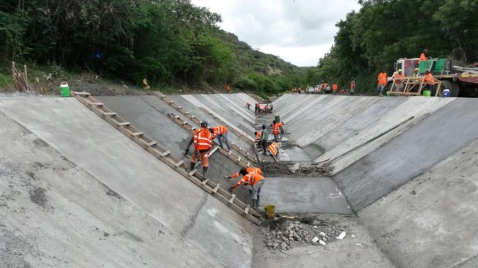 INDRHI y EGEHID intervienen canal Ysura Conducción, en Azua