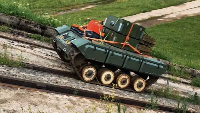 Rusia muestra novedoso robot de combate para transportar cargas y armas