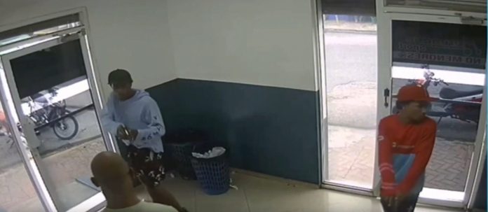 Desaprensivos penetran a banca deportiva con pistola en manos en La Romana