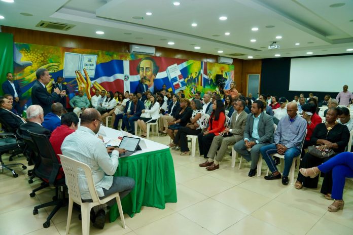 Leonel se reúne con candidatos a senadores y diputados de la FP en el pasado proceso electoral