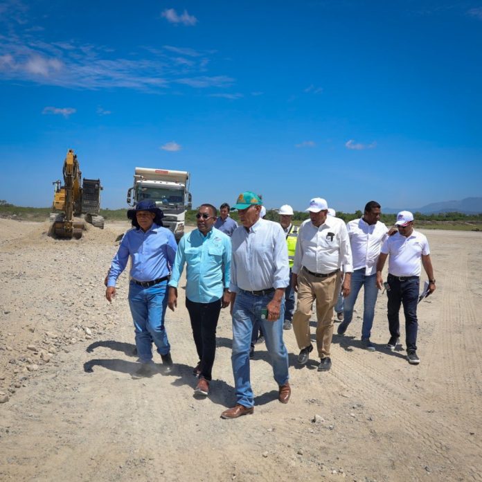  El director ejecutivo del DA, Víctor Pichardo, durante el recorrido de los terrenos del Aeropuerto Doméstico El Granero del Sur, junto técnicos de la institución y encargados del proyecto
