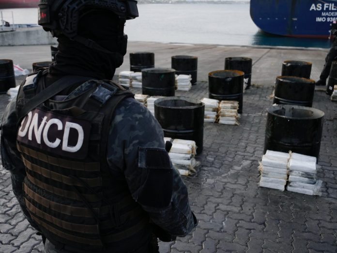 Incautan cargamento de 371 paquetes de cocaína en tanques llenos de miel en Puerto Caucedo