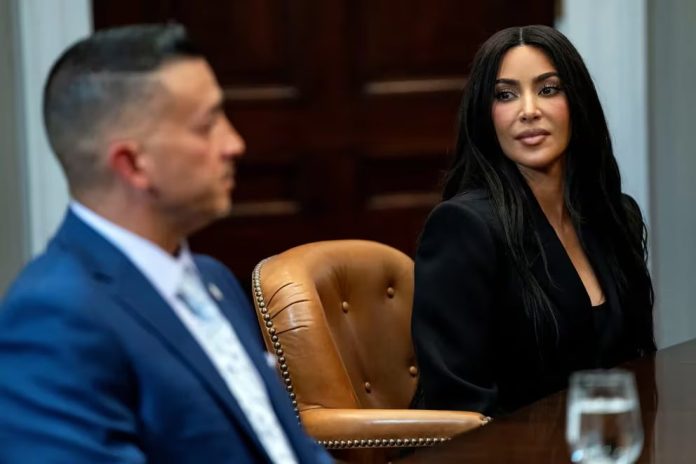 Kim Kardashian enfrenta millonaria demanda por promocionar imitaciones de muebles de un reconocido artista