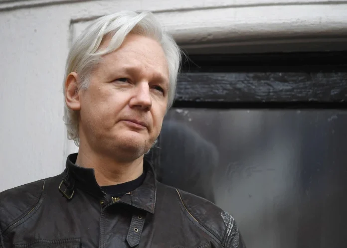 Fundador de WikiLeaks sale de prisión en Reino Unido y vuela a Australia