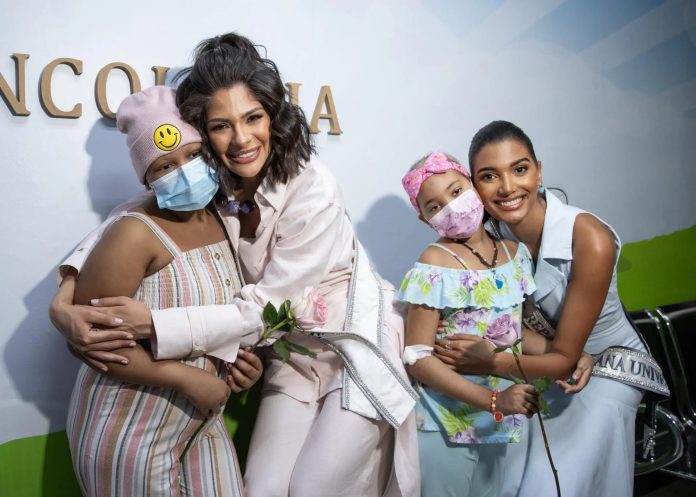 La Miss Universo Sheynnis Palacios visita a niños con cáncer en Santo Domingo