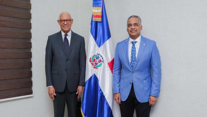 Joel Santos juramenta al nuevo rector del ITSC