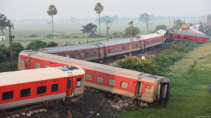 Al menos dos muertos tras descarrilarse un tren en la India