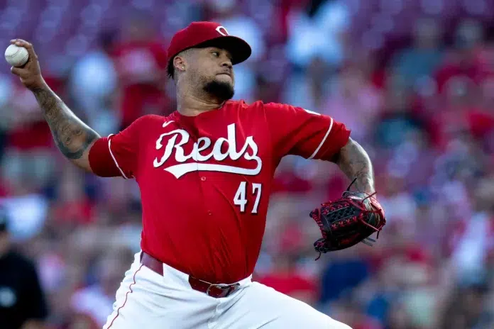 Dominicano Frankie Montas es cambiado de Cincinnati a Milwaukee