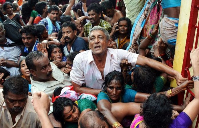 107 muertos tras estampida durante un evento religioso en India