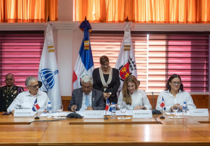 Buscan mejorar manejo de residuos sólidos en Ciudad Colonial con firma de acuerdo