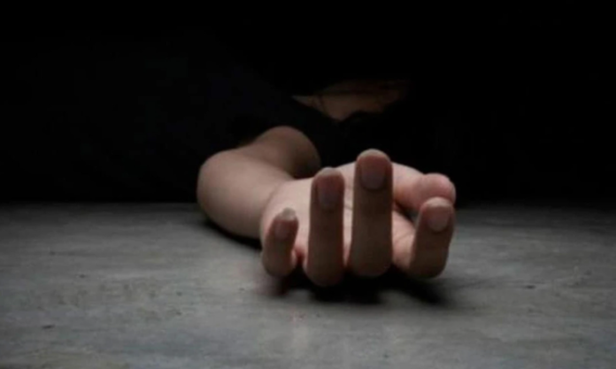Mujer muere al lanzarse de un cuarto piso con su niña en brazos en Villa Mella