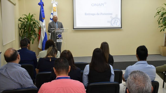 ONAPI entrega cuatro patentes a innovadores para el desarrollo del país