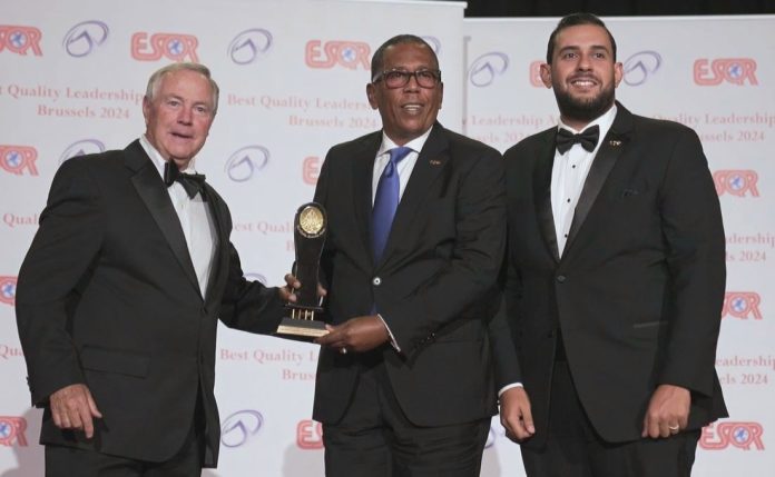 Director general de Comedores Económicos recibe Premio Best Quality