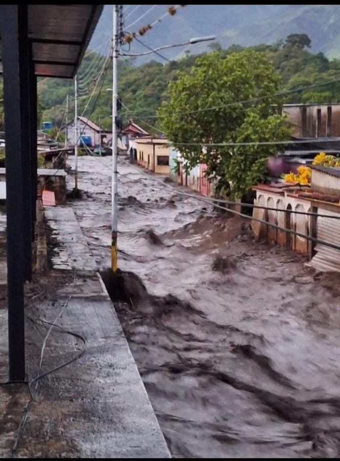 Huracán Beryl deja dos muertos y causa inundaciones en el oriente de Venezuela