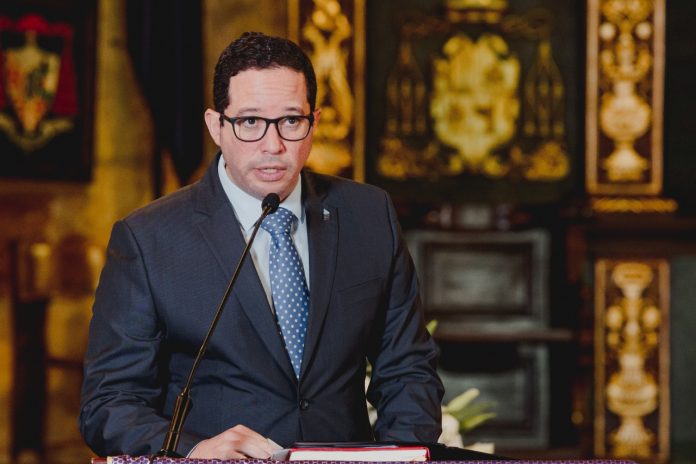 Abinader designa a Sigmund Freund como nuevo ministro de Administración Pública