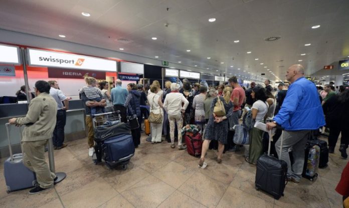 Las aerolíneas se afanan en volver a la normalidad tras el apagón tecnológico mundial