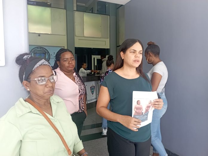 Familiares de mujer desaparecida en Herrera piden ayuda para localizarla